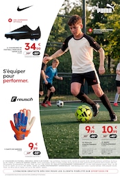Promos T-Shirt dans le catalogue "LES MARQUES ICONIQUES JUSQU’AU BOUT DES PIEDS" de Sport 2000 T-Shirt en promo dans le catalogue Sport 2000 à la page 3