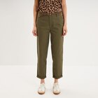 Pantalon chino regular ceinture tressée vert kaki femme dans le catalogue La Halle