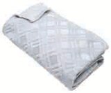 Plaid flanelle embossée 120x150cm en promo à 5,90 € chez Hyper U Plaid flanelle embossée 120x150cm dans le catalogue Hyper U