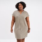 La Halle Lanester - Promo Robe droite genou col tunisien vert kaki femme grande taille Promo Robe droite genou col tunisien vert kaki femme grande taille à 29,99 € dans le catalogue La Halle à Lanester