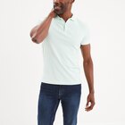 Polo manches courtes bords contrastés vert pastel homme en promo chez La Halle Polo manches courtes bords contrastés vert pastel homme dans le catalogue La Halle