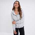 Sweat zippé à capuche molleton gris clair femme en promo chez La Halle Sweat zippé à capuche molleton gris clair femme dans le catalogue La Halle