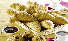 Casino Supermarchés Garancières - Croissants x 8 Promo Croissants x 8 dans le catalogue Casino Supermarchés "Le mois Casino Magic !!" à Garancières