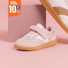 Tennis basses à scratchs rose clair fille en promo chez La Halle Tennis basses à scratchs rose clair fille dans le catalogue La Halle