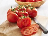 Tomate ronde en grappe en promo chez U Express La Rochelle à 1,79 €