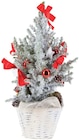 Petit sapin de Noël décoré en promo chez Lidl Petit sapin de Noël décoré dans le catalogue Lidl