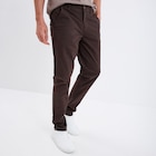 Pantalon chino droit stretch marron foncé homme en promo chez La Halle Pantalon chino droit stretch marron foncé homme dans le catalogue La Halle