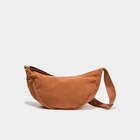 Sac banane effet velours côtelé camel femme dans le catalogue La Halle