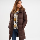 Doudoune longue à capuche marron foncé femme dans le catalogue La Halle