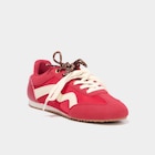 Baskets à lacets doubles semelle fine rouge femme en promo chez La Halle Baskets à lacets doubles semelle fine rouge femme dans le catalogue La Halle