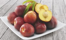 Petit Casino Toulouse - Nectarine jaune Promo Nectarine jaune dans le catalogue Petit Casino "# prêts à déjeuner au soleil ?" à Toulouse