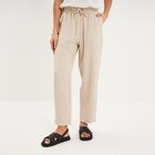 Pantalon fluide carotte élastiquée beige femme - La Halle à Bordeaux Pantalon fluide carotte élastiquée beige femme en promo chez La Halle Bordeaux à 29,99 €