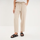 Pantalon fluide carotte élastiquée beige femme à 29,99 € dans le catalogue La Halle