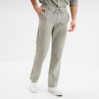 Pantalon chino droit lin mélangé vert kaki homme en promo chez La Halle Pantalon chino droit lin mélangé vert kaki homme dans le catalogue La Halle
