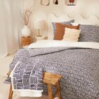 Parure de lit "Fily" à Carrefour dans Laguiole Parure de lit "Fily" à Carrefour dans Laguiole