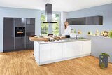 Aktuelle Backofen Angebote bei Segmüller in Augsburg Aktuelles Küche Weiß Hochglanz mit Absetzung Quarzgrau Hochglanz Angebot bei Segmüller in Augsburg ab 4.999,00 €