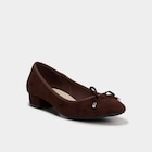 La Halle Marseille - Promo Ballerines suédine à talons carrés marron foncé femme Promo Ballerines suédine à talons carrés marron foncé femme à 19,99 € dans le catalogue La Halle à Marseille