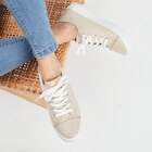 Promo Tennis en toile basses à lacets jaune or femme à 25,99 € dans le catalogue La Halle à Nevers