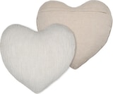 Coussin coeur en promo chez Maxi Bazar Coussin coeur dans le catalogue Maxi Bazar