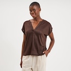 Promo T-shirt col tunisien manches courtes marron foncé femme à 15,99 € dans le catalogue La Halle à Boulay-Moselle