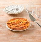 Promo Tarte aux pommes 6 parts à 5,00 € dans le catalogue U Express à L'Huisserie