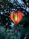 Lanterne solaire "Montgolfière Rainbow" à 14,99 € dans le catalogue Jardiland