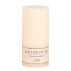 Promo Bougie striée parfumée blanche H15, 500g à 8,99 € dans le catalogue Maisons du Monde à Montévrain