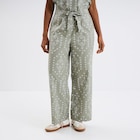 Pantalon regular broderie anglaise vert clair femme - La Halle à Cannes Pantalon regular broderie anglaise vert clair femme en promo chez La Halle Cannes à 35,99 €