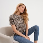 Promo T-shirt coton col rond manches courtes beige fonce femme à 4,19 € dans le catalogue La Halle à Haguenau