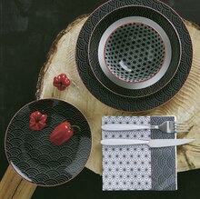 Assiette Creuse Porcelaine - Finlandek dans le catalogue Géant Casino Gamme de vaisselle akira noire ou rouge - Finlandek à 3,20 € en promo chez Géant Casino
