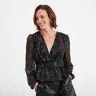 Blouse cintrée col cache-coeur noir femme en promo chez La Halle Blouse cintrée col cache-coeur noir femme dans le catalogue La Halle