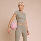 T-shirt de sport court ajusté vert kaki femme dans le catalogue La Halle