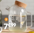 Pichet en verre avec filtre et couvercle en liège à 7,99 € dans le catalogue B&M