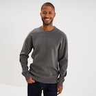 Promo Pull col rond manches longues gris homme à 29,99 € dans le catalogue La Halle à Lille