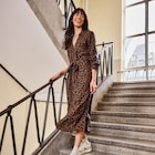 Robe chemise longue ceinturée marron foncé femme en promo chez La Halle Robe chemise longue ceinturée marron foncé femme dans le catalogue La Halle