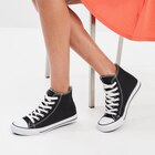 Promo Baskets en toile montantes à lacets noir femme à 22,99 € dans le catalogue La Halle à Nevers