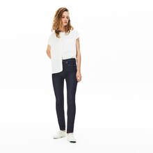 Lacoste Angers - Jean skinny en coton stretch Promo Jean skinny en coton stretch dans le catalogue Lacoste "Toutes les silhouettes" à Angers