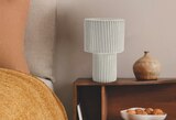 Lampe Lampe à poser en tissu velours écru E14 Ø 17,5 x H. 28 cm en promo chez Castorama Lampe Lampe à poser en tissu velours écru E14 Ø 17,5 x H. 28 cm dans le catalogue Castorama