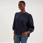 Promo Blouse brodée oversize manches 3/4 bleu foncé femme à 18,19 € dans le catalogue La Halle à Montauban