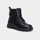 Boots à lacets noir fille en promo chez La Halle Boots à lacets noir fille dans le catalogue La Halle