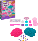 COFFRET PÂTISSERIE KINECTIC SAND - KINETIC SAND en promo chez Auchan Hypermarché COFFRET PÂTISSERIE KINECTIC SAND - KINETIC SAND dans le catalogue Auchan Hypermarché