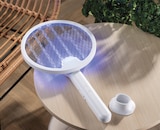 Faltbare elektrische Fliegenklatsche im Rossmann Prospekt Faltbare elektrische Fliegenklatsche von im aktuellen Rossmann Prospekt für 8,99 €