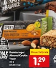 Proteinriegel Almond Cookie Vegan im Netto Marken-Discount Prospekt Proteinriegel Almond Cookie Vegan von MAX BALANCE im aktuellen Netto Marken-Discount Prospekt für 1,29 €