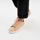 Promo Tennis basses à lacets sable femme à 19,99 € dans le catalogue La Halle à Sarreguemines