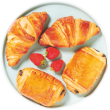 Carrefour Market Chelles - 4 croissants + 4 pains au chocolat pur beurre Promo 4 croissants + 4 pains au chocolat pur beurre dans le catalogue Carrefour Market "Maintenant et moins cher !" à Chelles