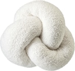 dm-drogerie markt Lutherstadt Wittenberg - Kissen aus Boucle "Knoten", offwhite Angebot im Prospekt Kissen aus Boucle "Knoten", offwhite bei dm-drogerie markt im Lutherstadt Wittenberg Prospekt für 12,95 €