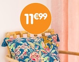 Coussin imprimé avec pompons en promo chez B&M Blois à 11,99 €