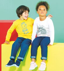 Carrefour Market Sceaux - T-shirt print et jean droit 5 poches Promo T-shirt print et jean droit 5 poches dans le catalogue Carrefour Market "Le meilleur de la rentrée moins chère" à Sceaux