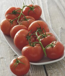 Petit Casino Toulouse - Tomate ronde grappe Promo Tomate ronde grappe dans le catalogue Petit Casino "# prêts à déjeuner au soleil ?" à Toulouse