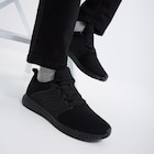 Baskets running à lacets noir homme en promo chez La Halle Baskets running à lacets noir homme dans le catalogue La Halle